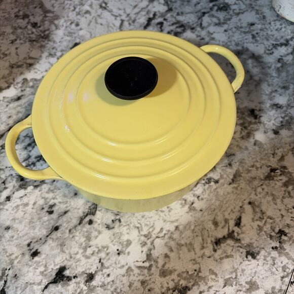 VINTAGE LE CREUSET #B CAST IRON/ENAMEL DUTCH OVEN/LID 2 1/2 QT- YELLOW/GOLD-USED - Picture 2 of 14